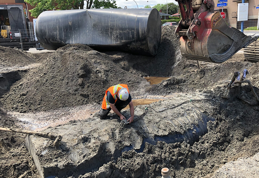 Dismantling of a service station in Laval. Petroleum equipment tank removal.