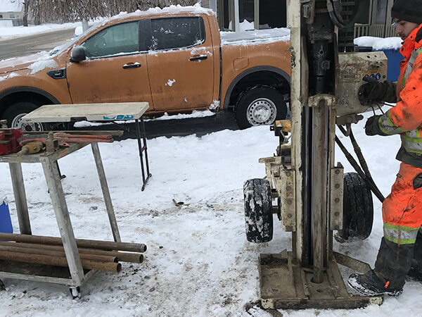 Forage en hiver pour &eacute;valuation environnementale de site phase III pour d&eacute;terminer contamination du sol.